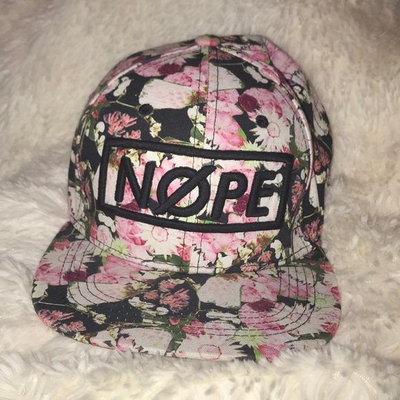 H&M Accessories - H&M Floral Fitted Cap